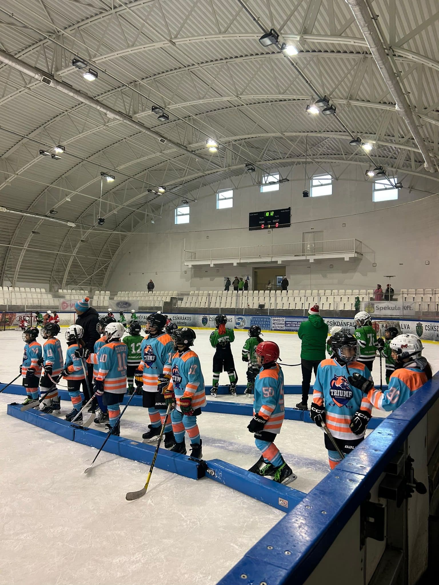 Un weekend plin de hochei: 62 de echipe U9 și U11, pe gheața de la Cârța